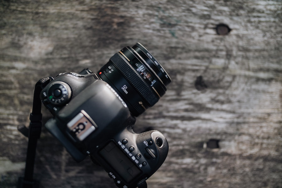kaboompics_DSLR camera with lens. Canon Mark IV & Canon 50mm f1.8 kaboompics_DSLR camera with lens. Canon Mark IV & Canon 50mm f1.8